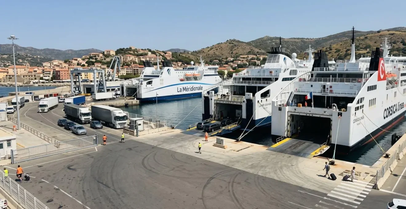 Vue du port de Toulon avec plusieurs ferries blancs amarrés le long des quais sous un ciel bleu méditerranéen